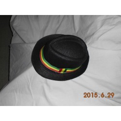Chapeau noir à bandes vert jaune rouge 
